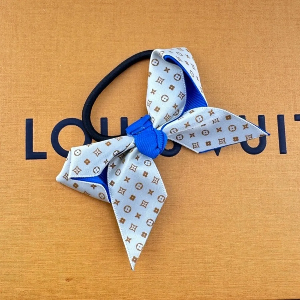 Upcycled hair tie. New. Blue and white. sabartea.com display picture 3